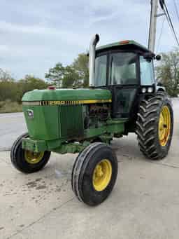 1983 John Deere 2950 Image