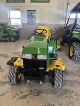 2001 John Deere 425 Image