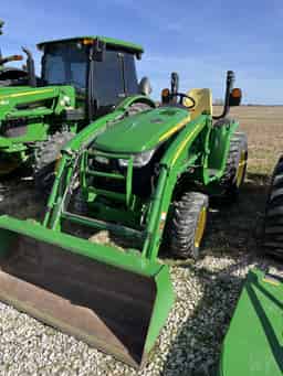 2016 John Deere 3033R Image