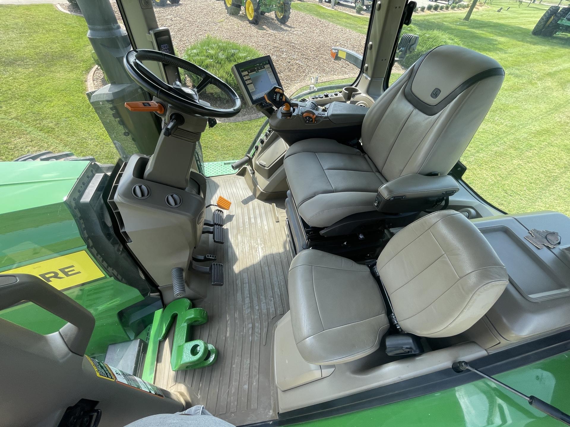 2022 John Deere 8R 370