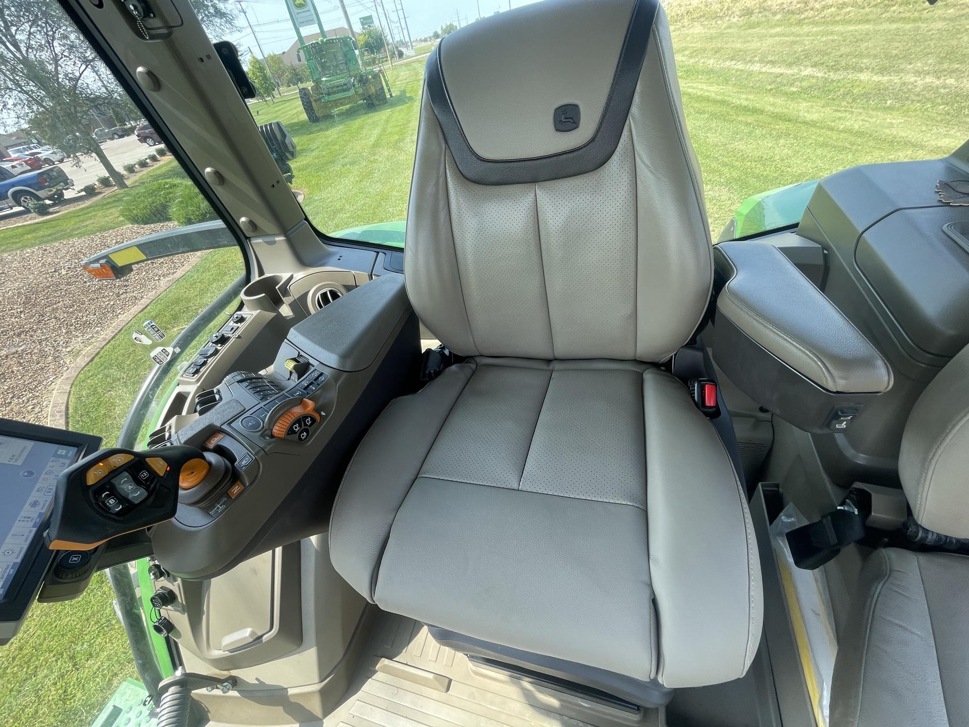 2022 John Deere 8R 370