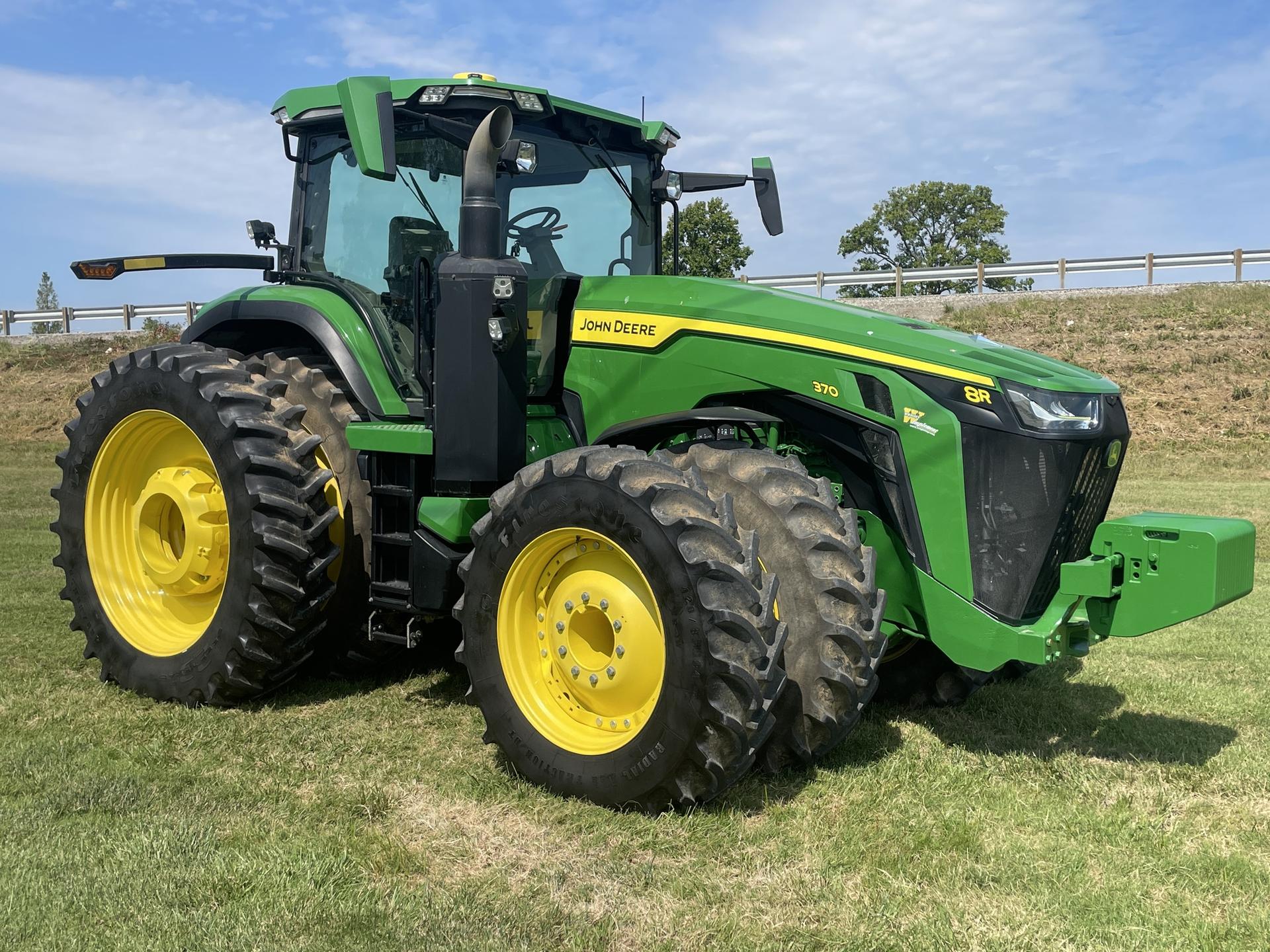 2022 John Deere 8R 370