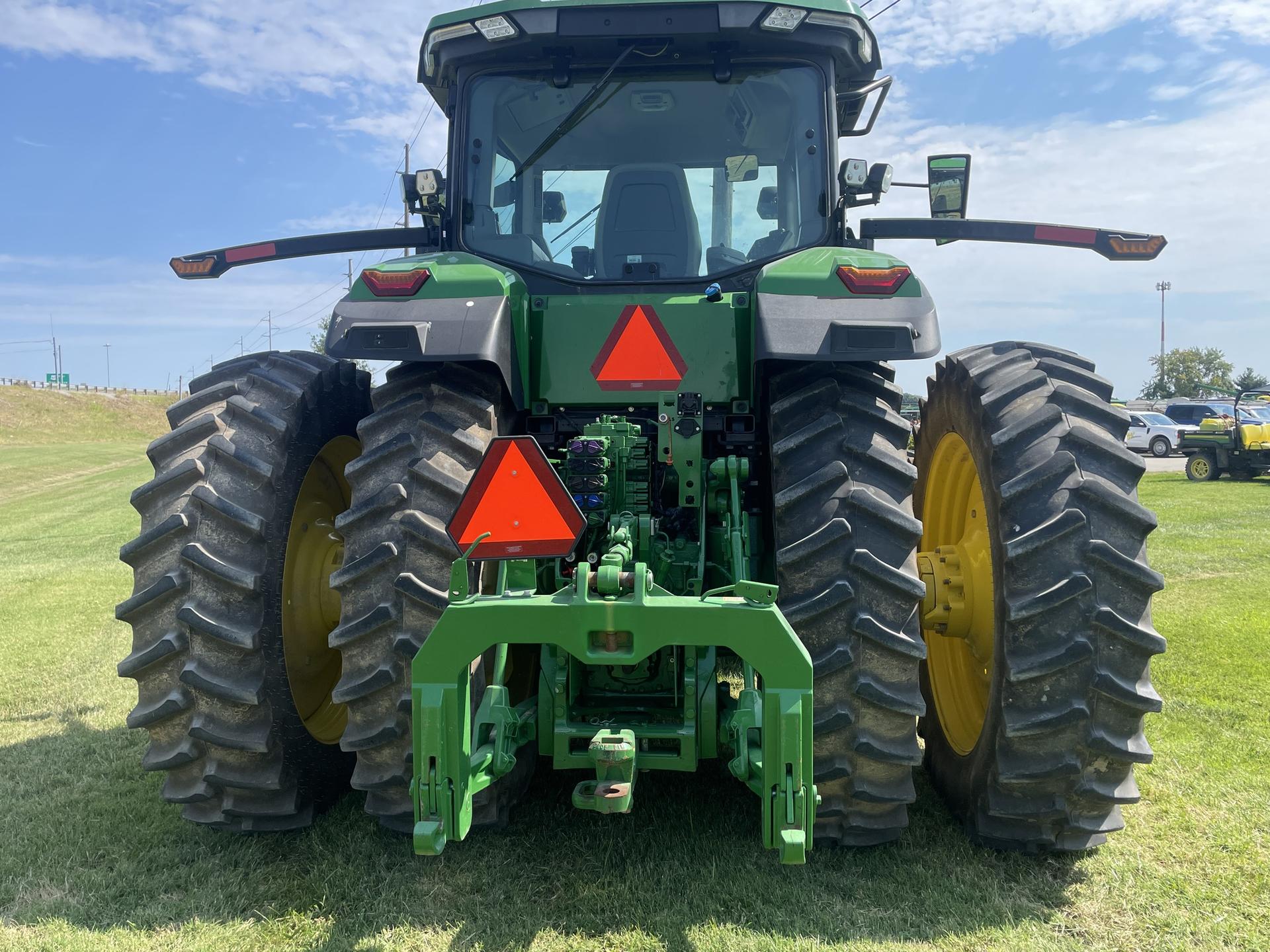 2022 John Deere 8R 370