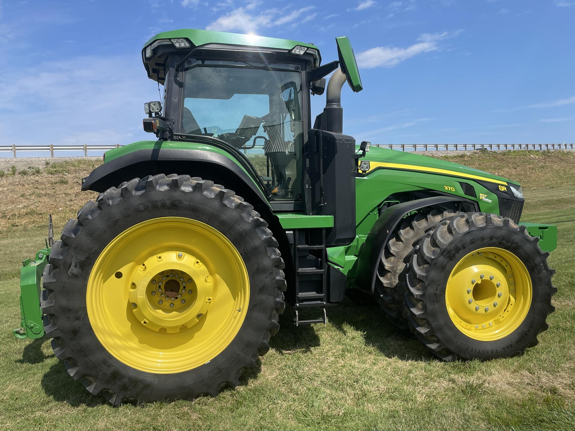 2022 John Deere 8R 370