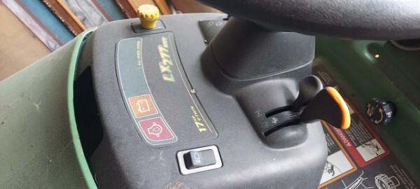 1999 John Deere LX277 Image