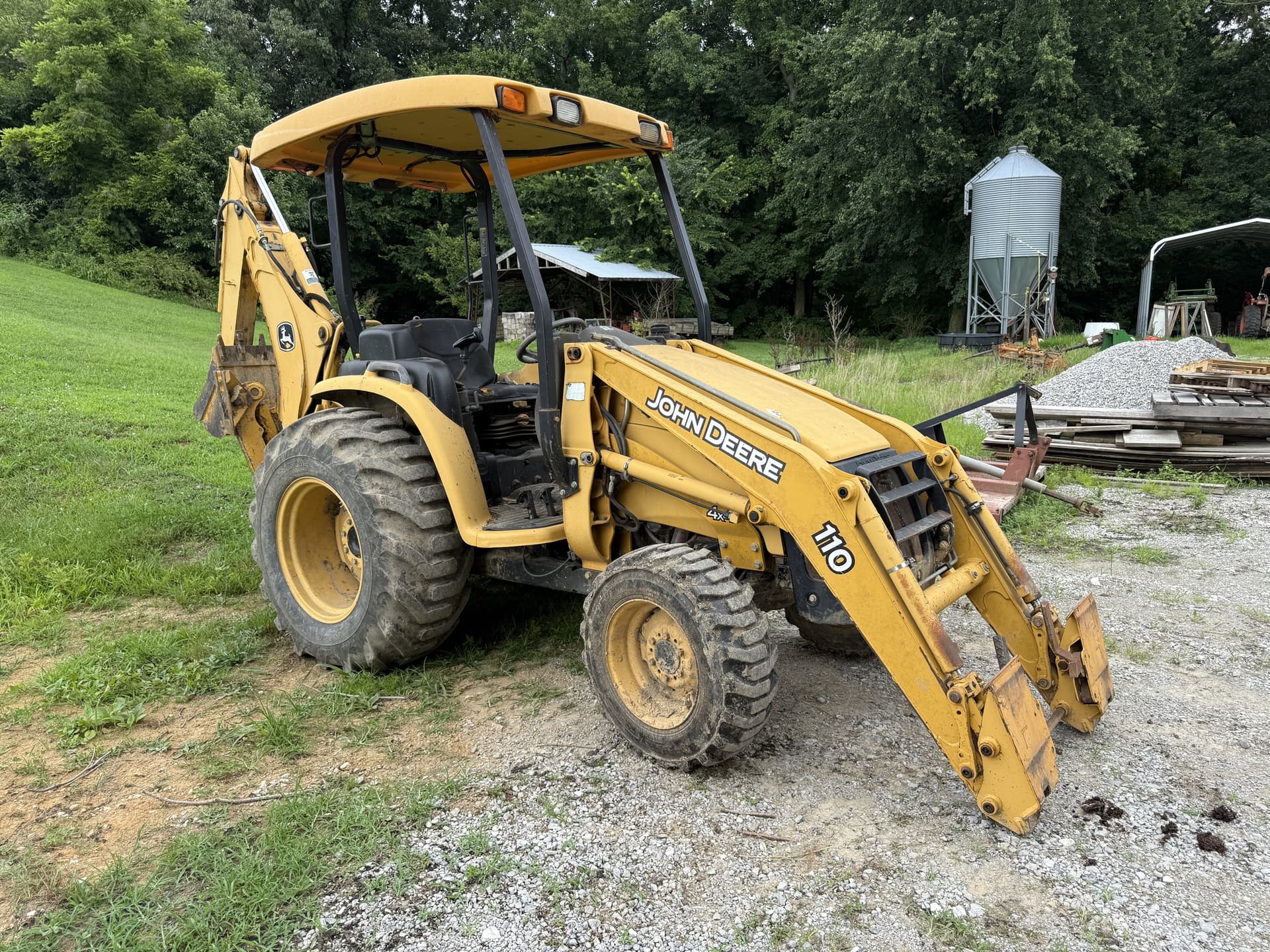 2005 John Deere 110TLB Image