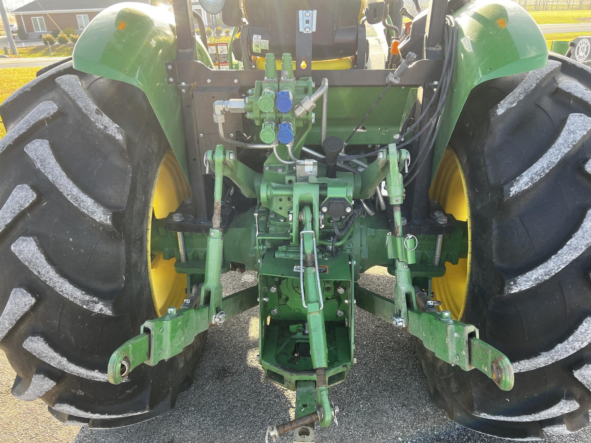 2016 John Deere 5085E