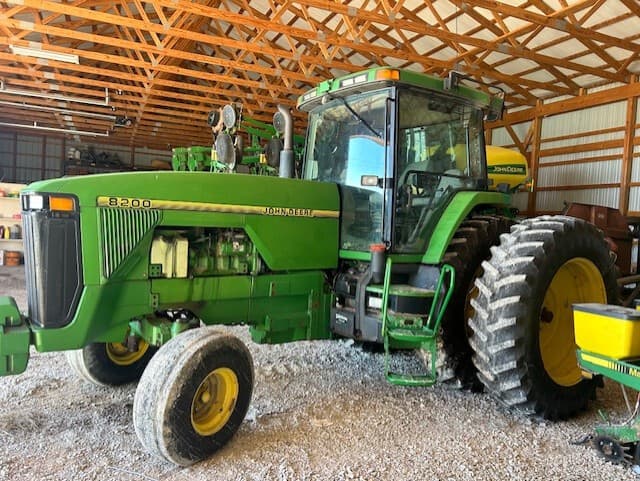 1994 John Deere 8200 Image
