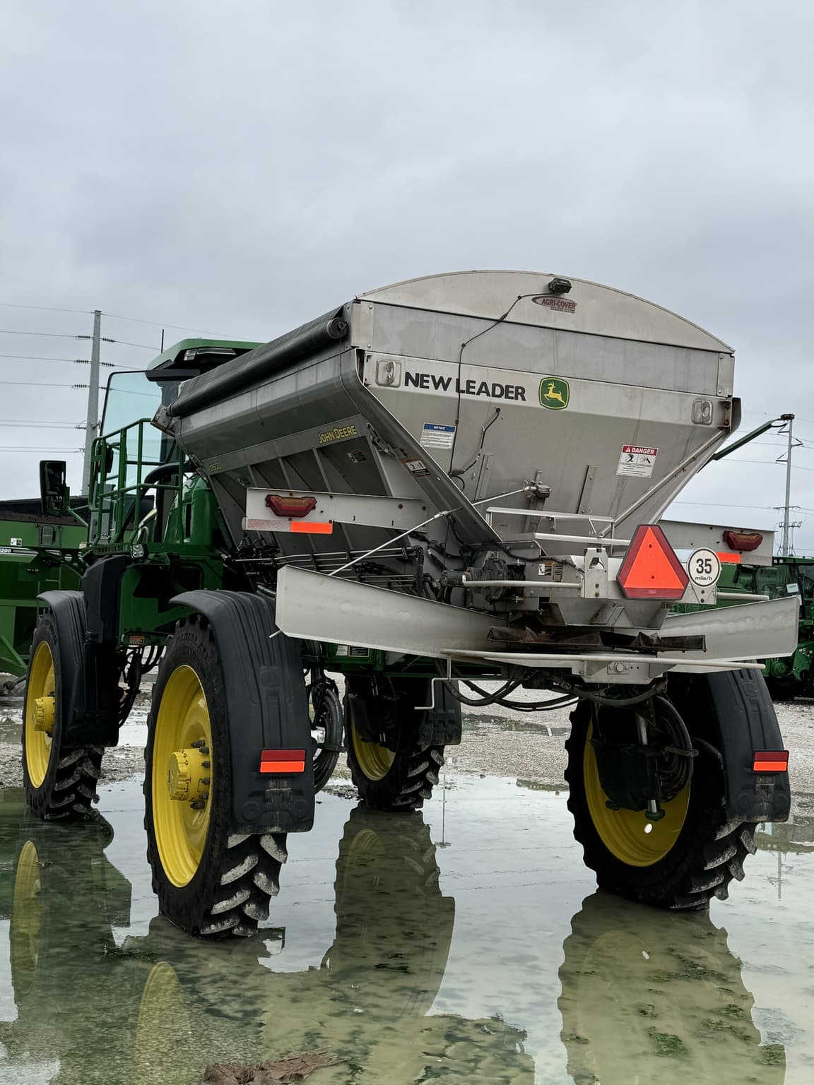 2023 John Deere 400R Image