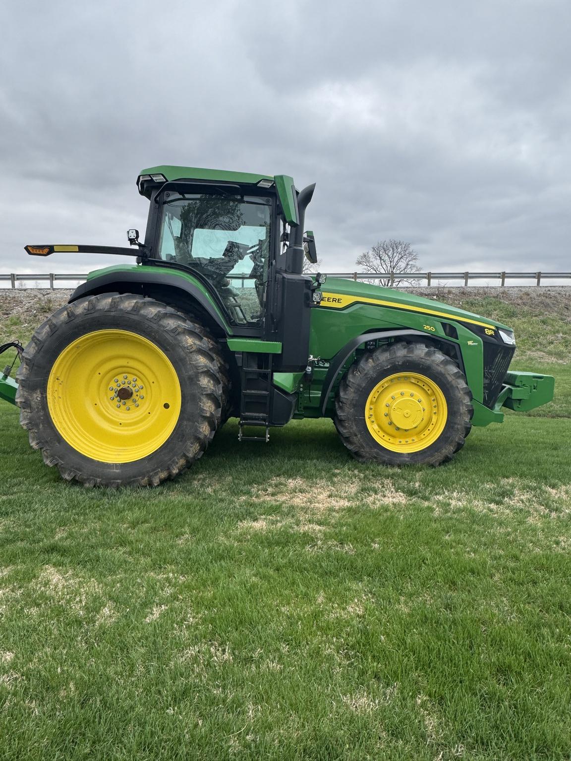 2024 John Deere 8R 250 Image