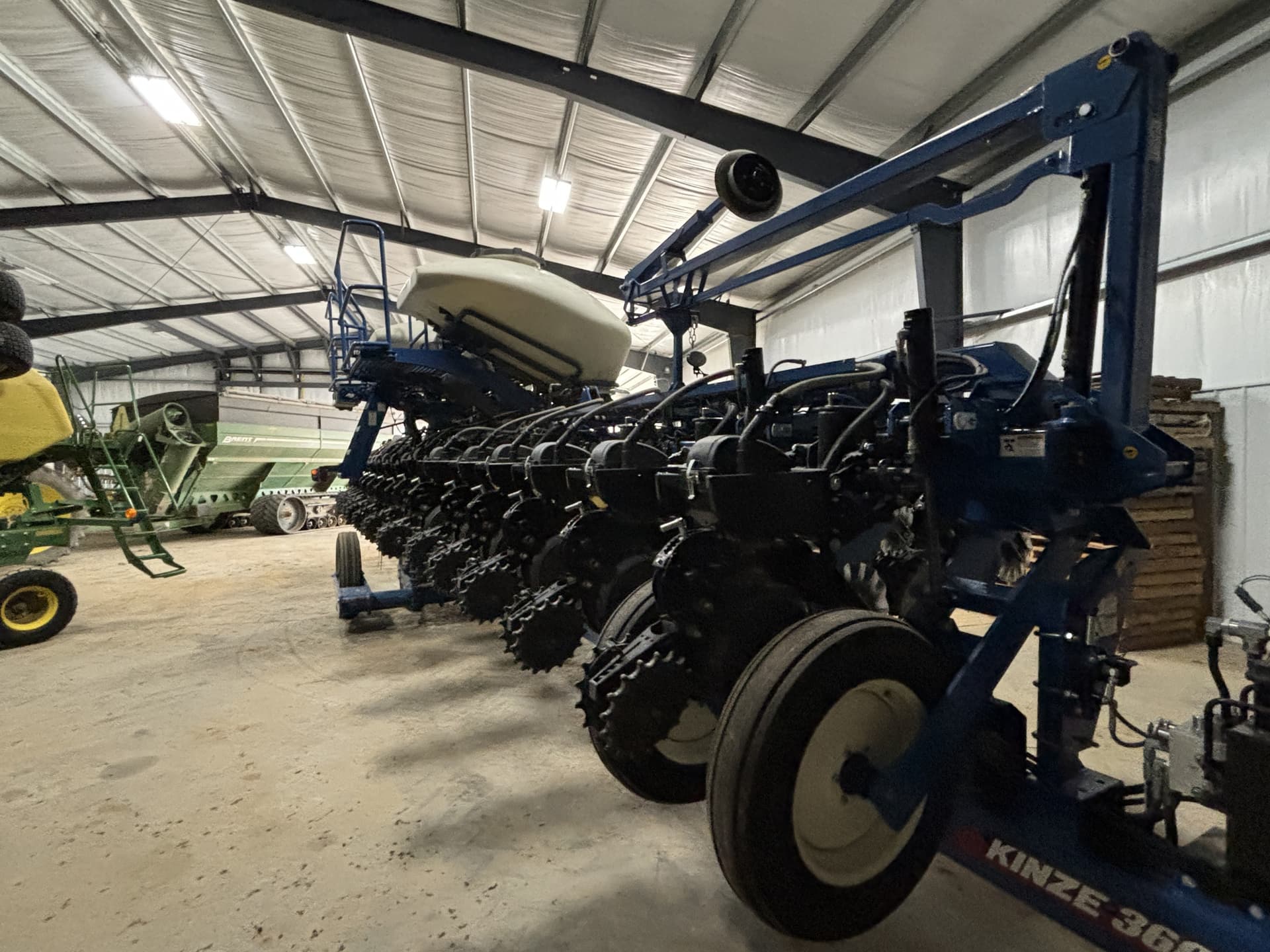 2023 Kinze 3665