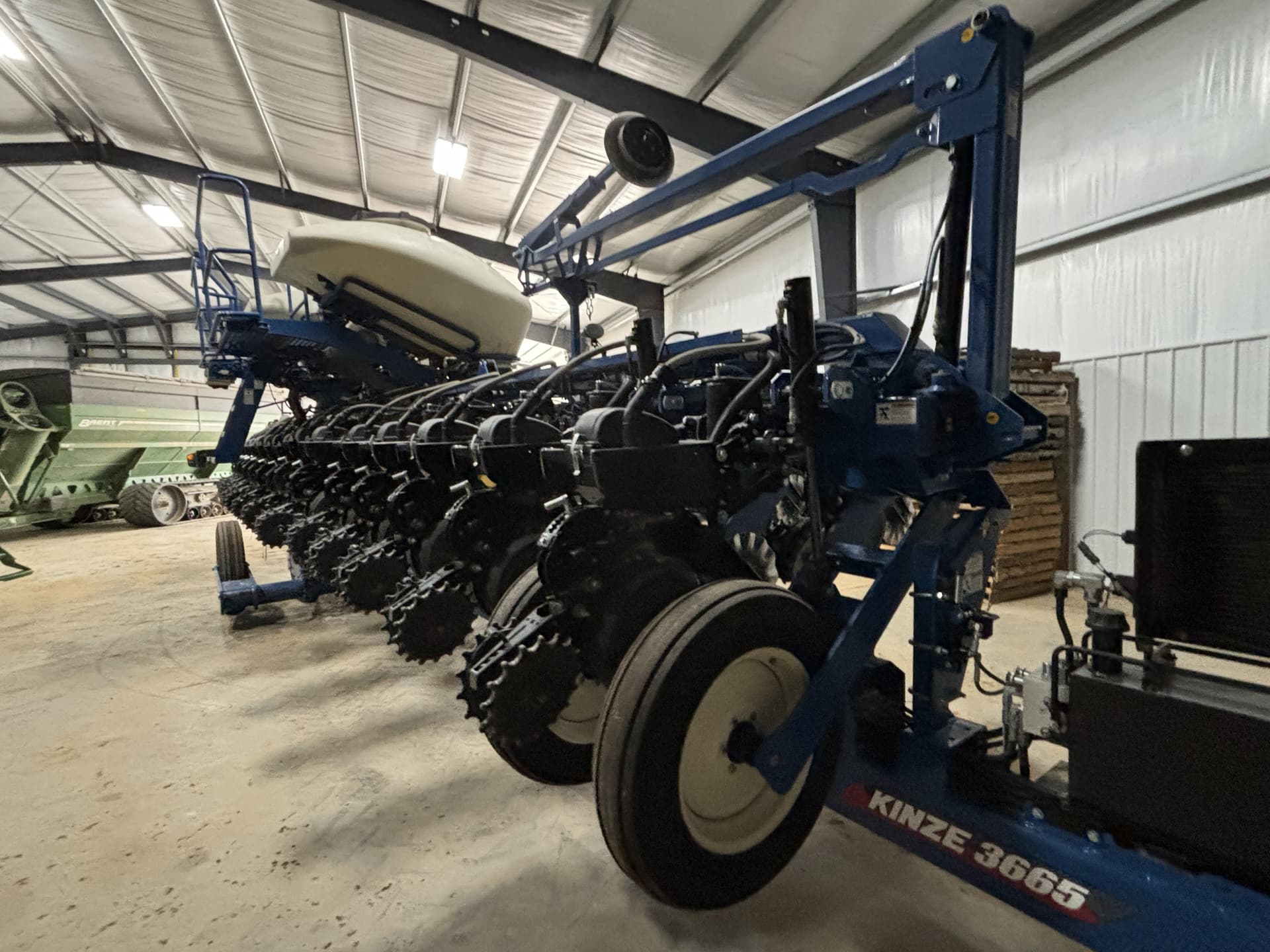 2023 Kinze 3665