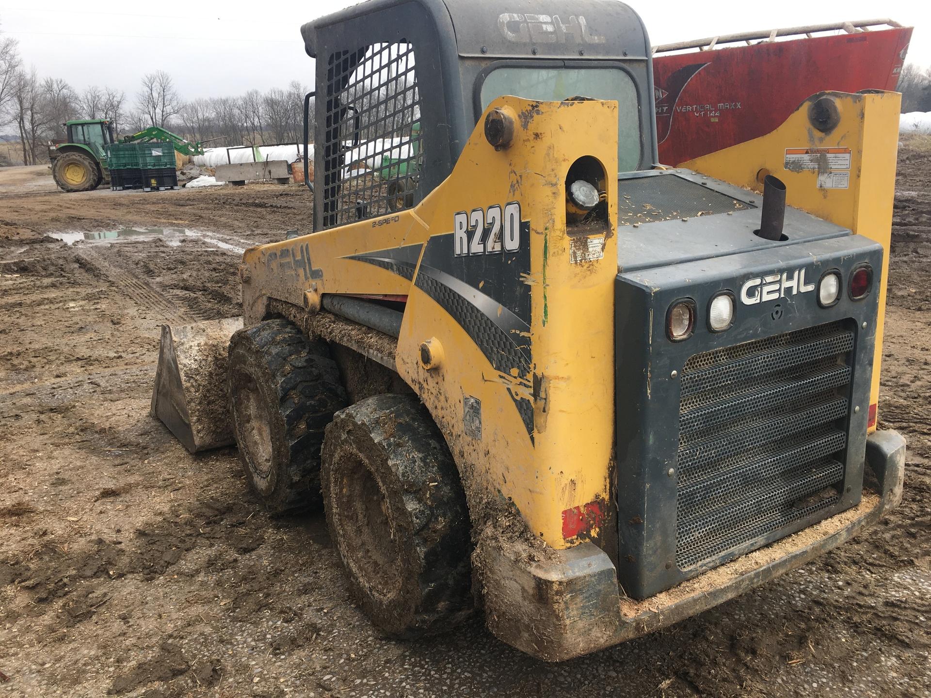 2015 Gehl R220 Image