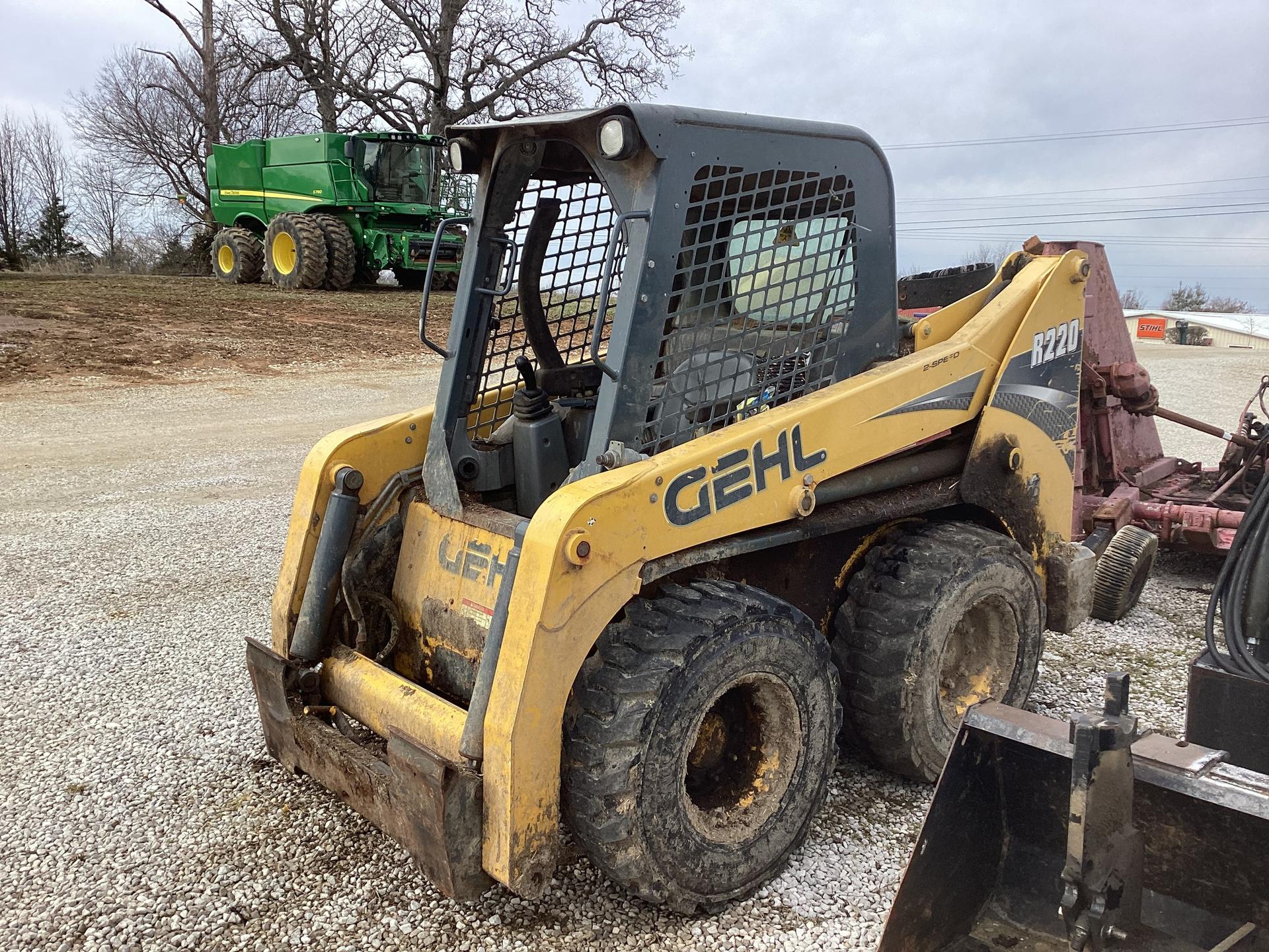 2015 Gehl R220 Image