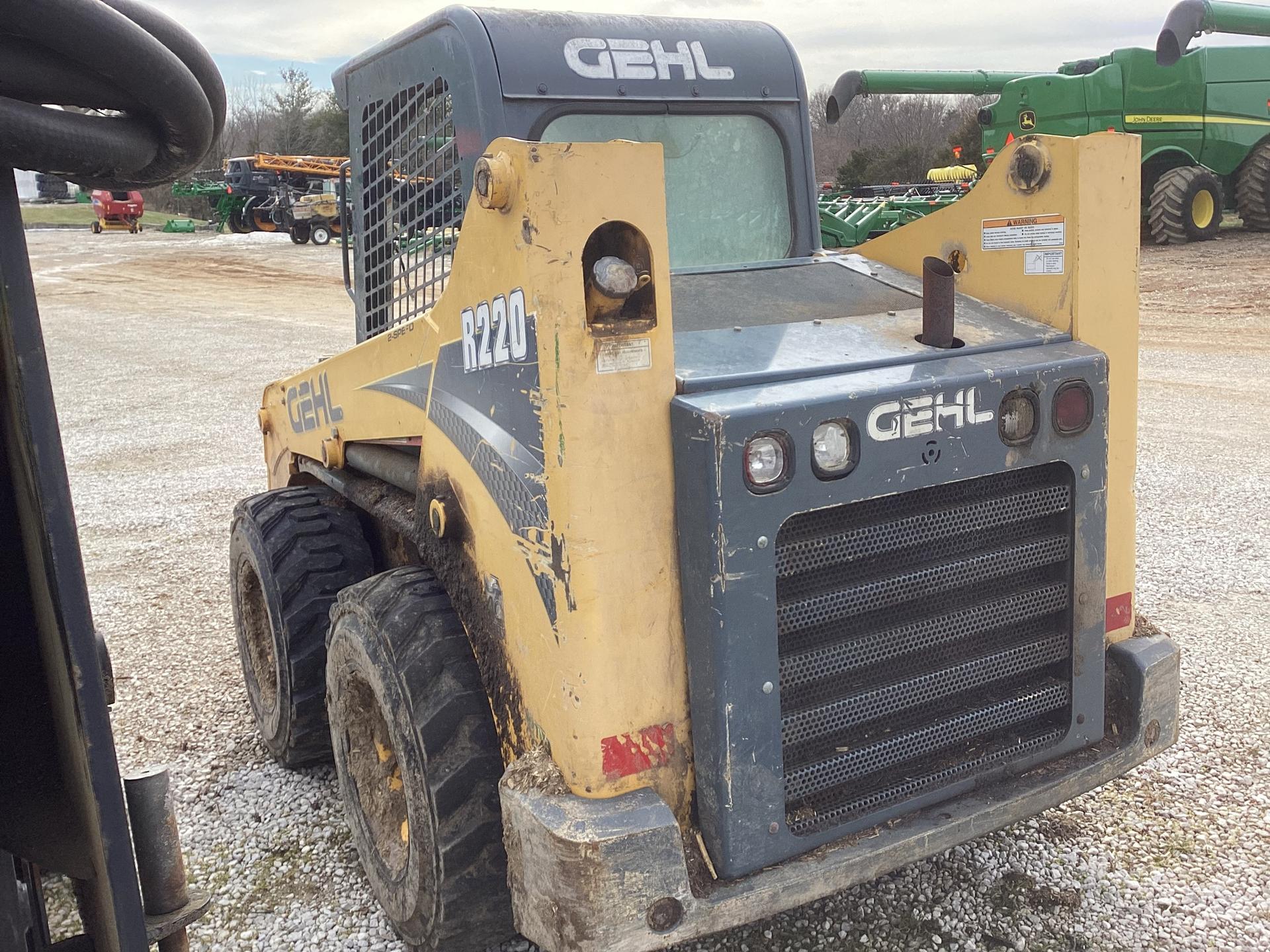 2015 Gehl R220 Image