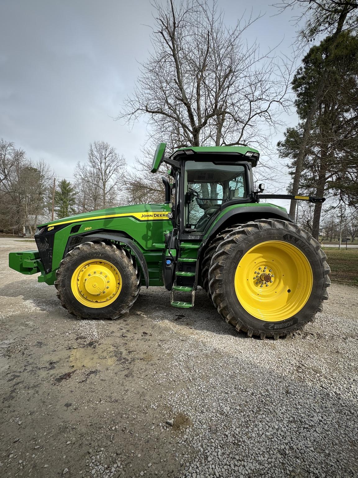 2023 John Deere 8R 250