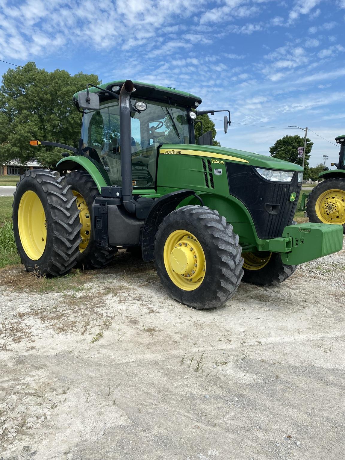 2011 John Deere 7200R Image