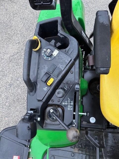 2017 John Deere 2032R Image