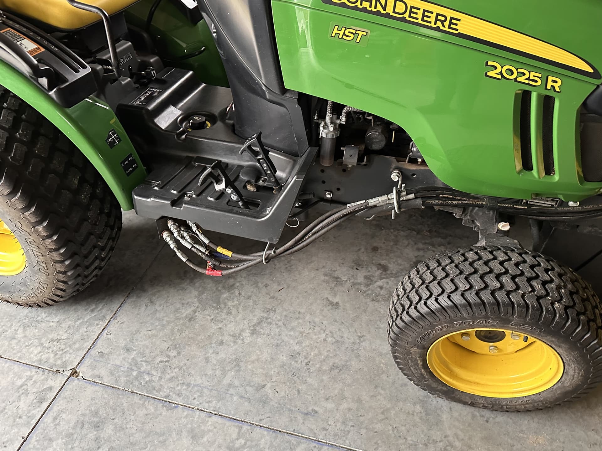 2015 John Deere 2025R Image