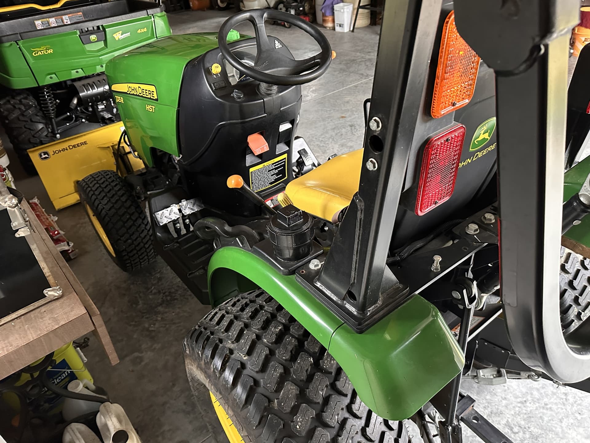 2015 John Deere 2025R Image