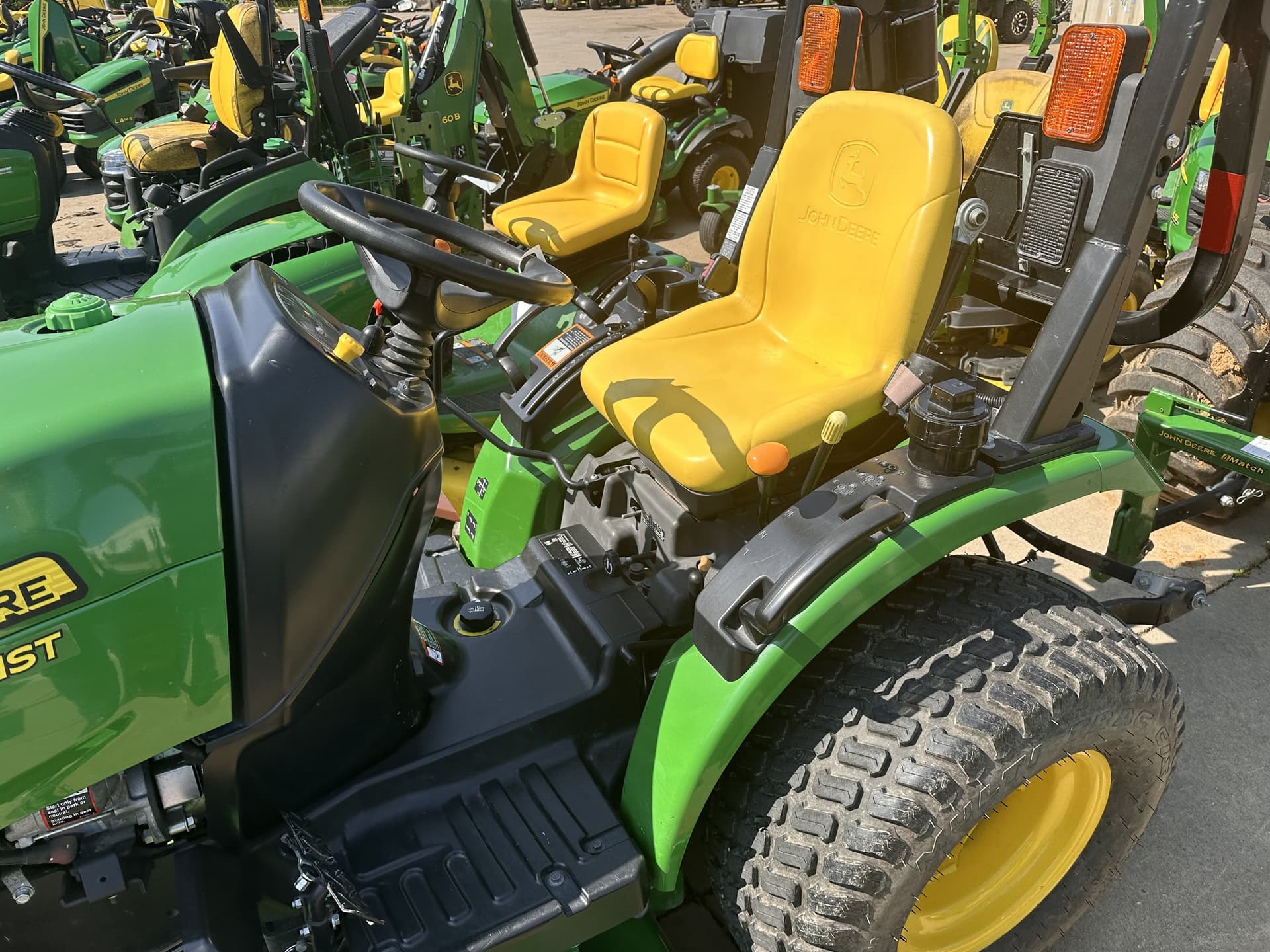 2015 John Deere 2025R Image