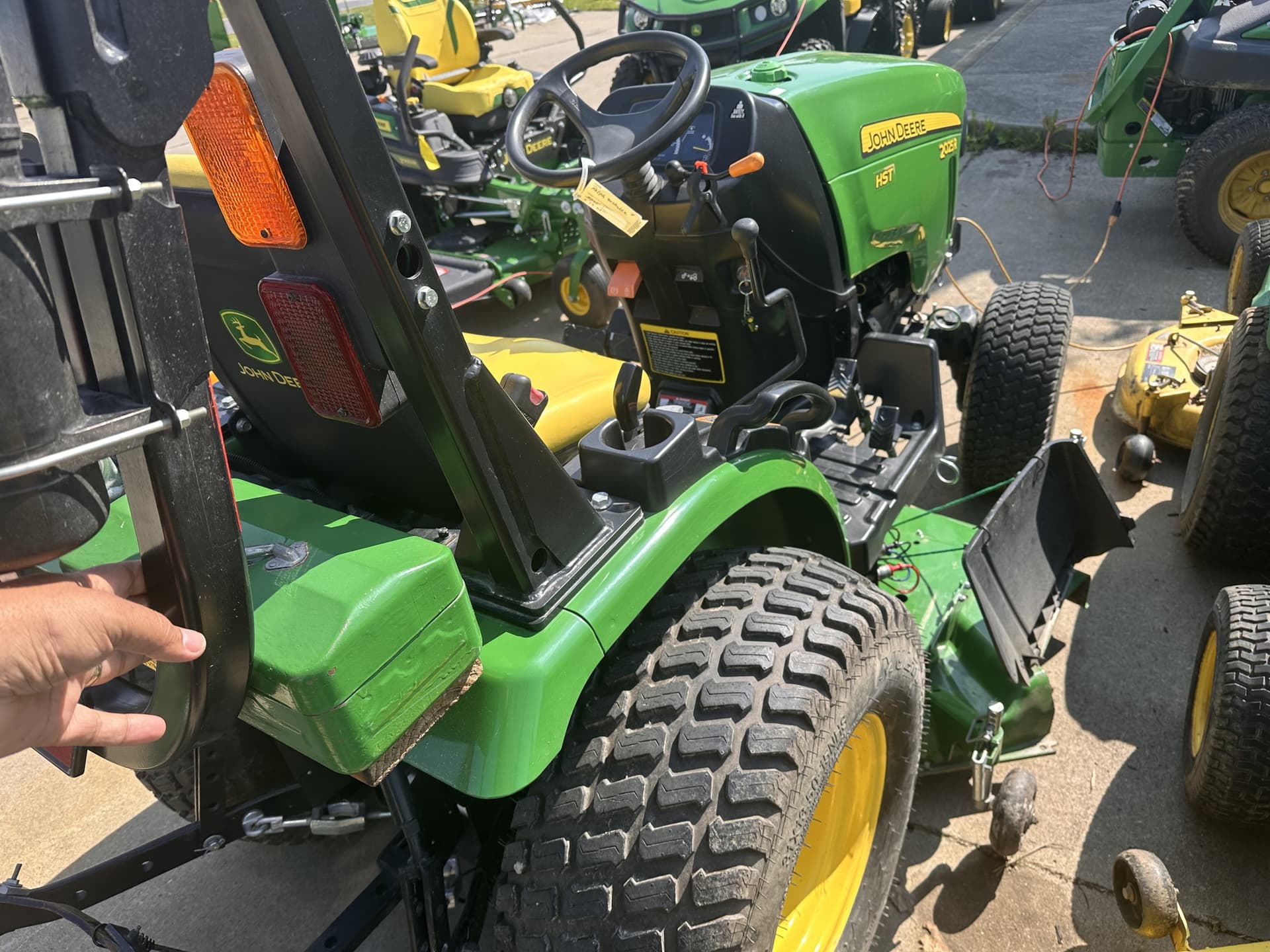 2015 John Deere 2025R Image