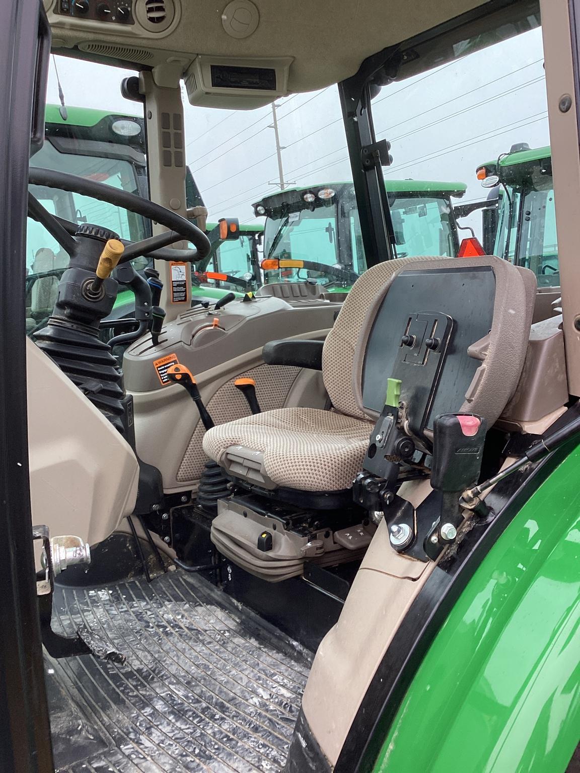 2019 John Deere 6135E