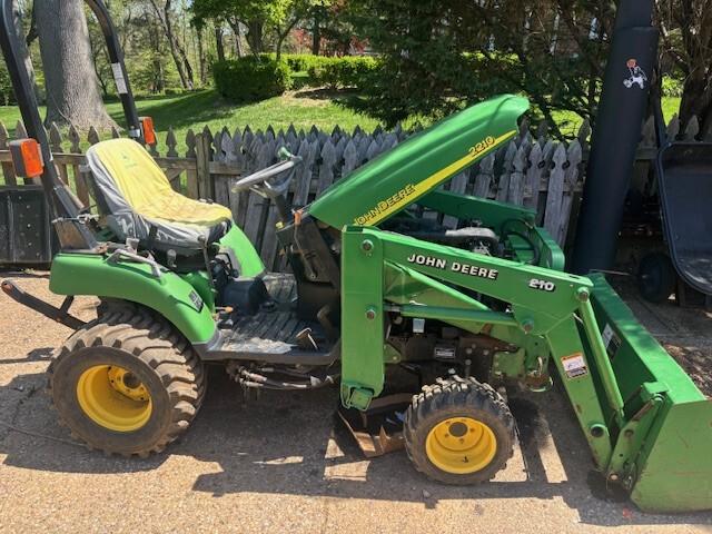 2004 John Deere 2210 Image