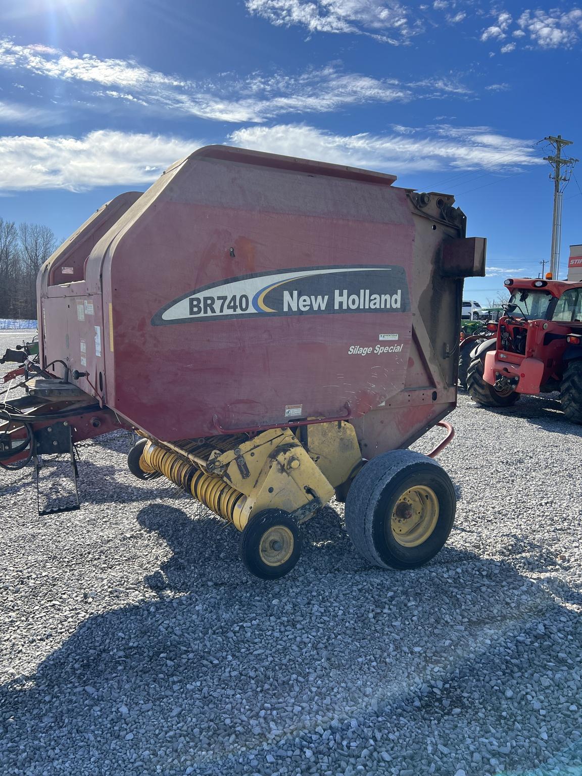 2004 New Holland BR740 Image