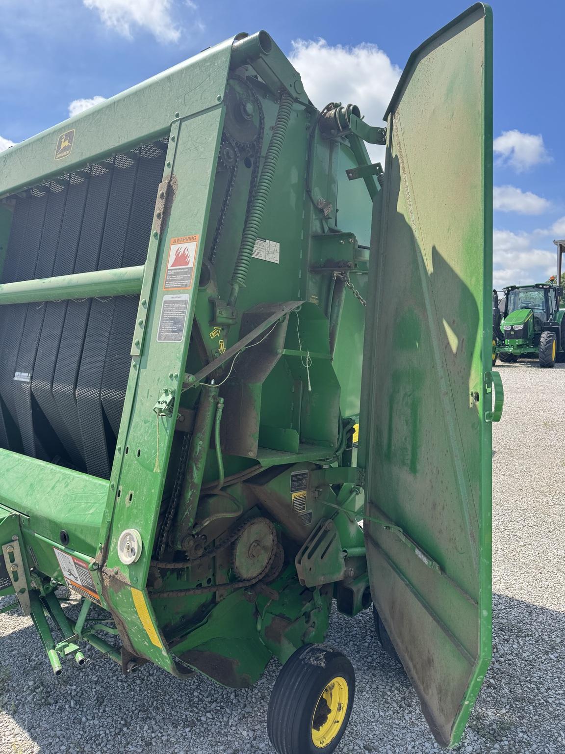 2000 John Deere 567 Image