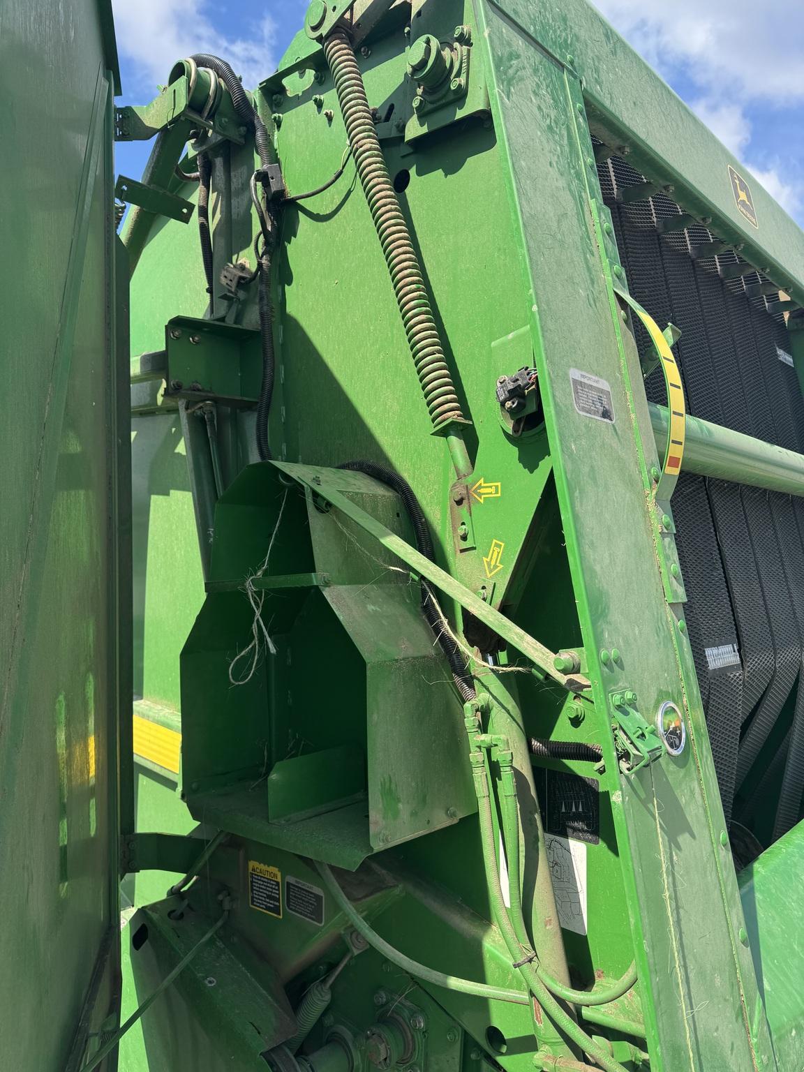 2000 John Deere 567 Image