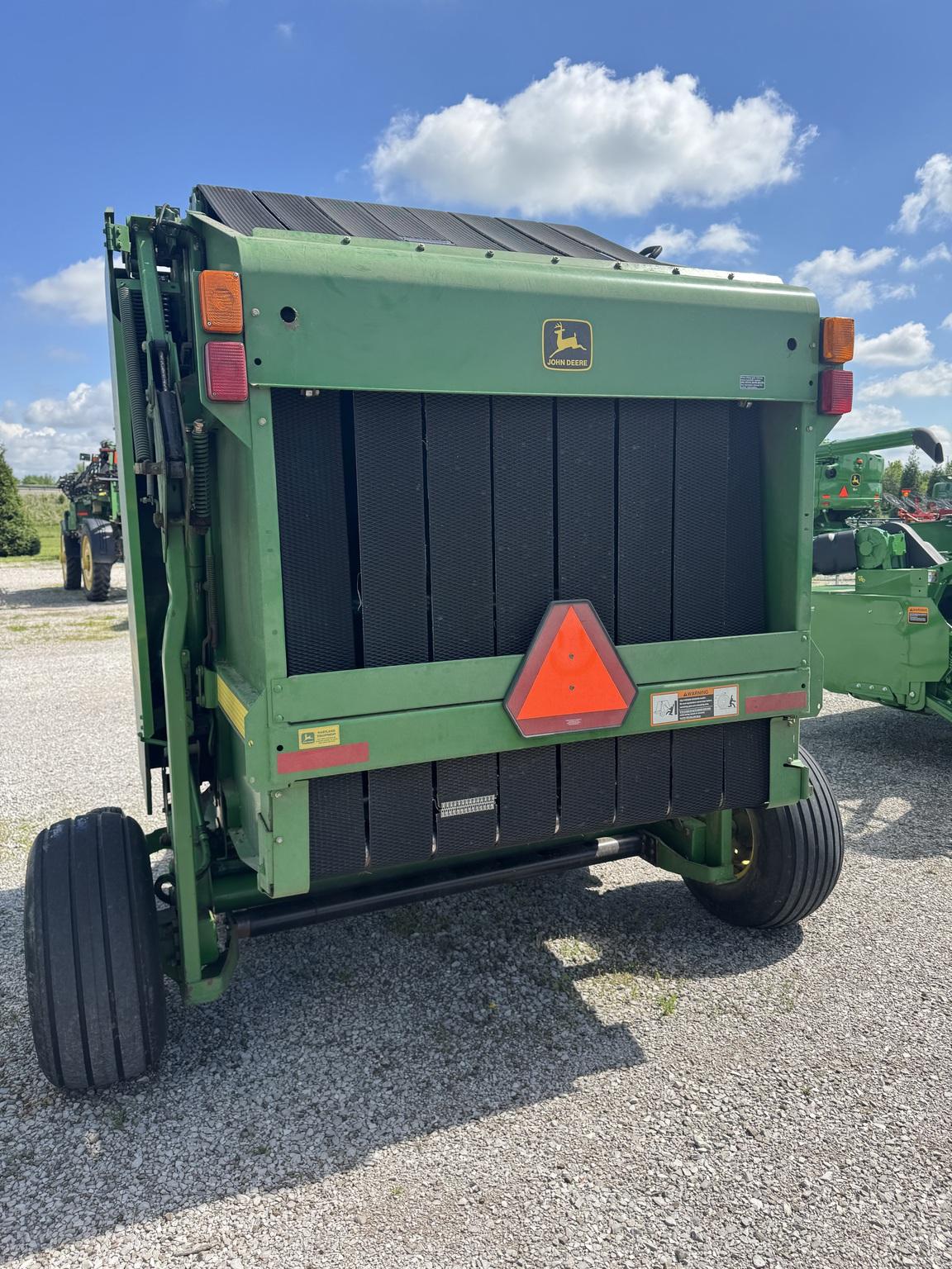2000 John Deere 567 Image