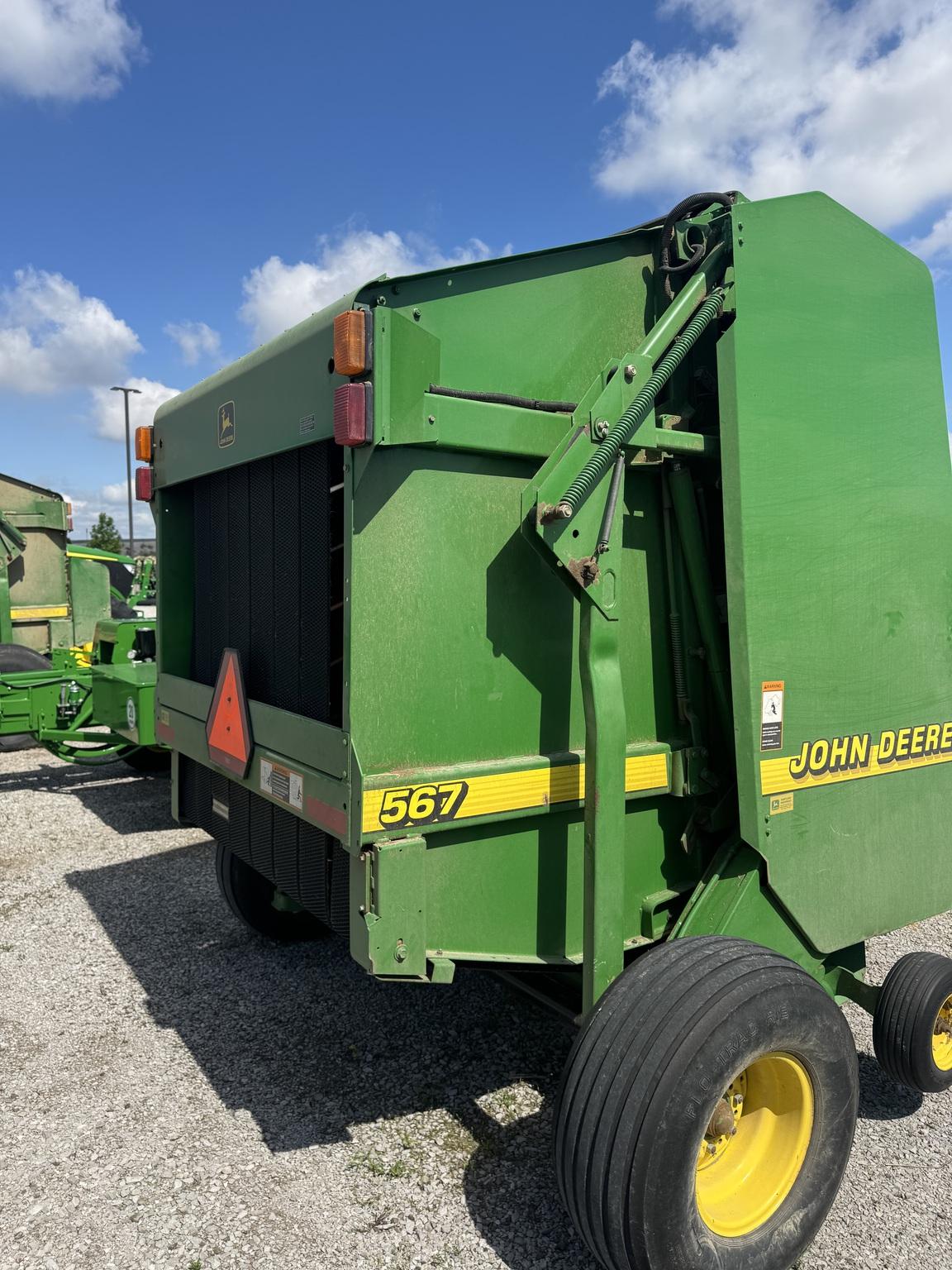 2000 John Deere 567 Image
