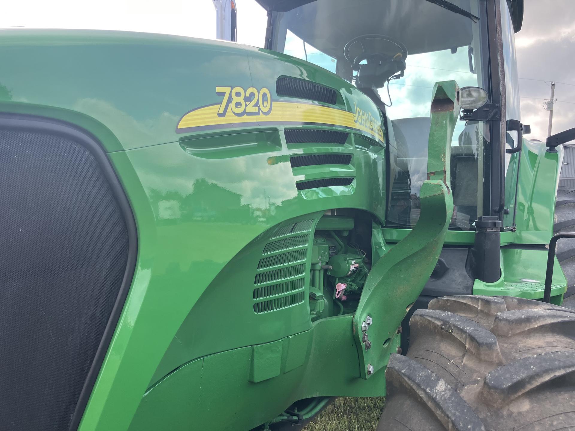 2004 John Deere 7820