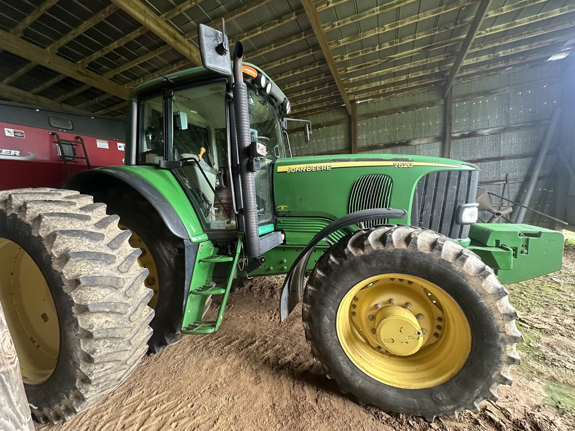 2003 John Deere 7520 Image