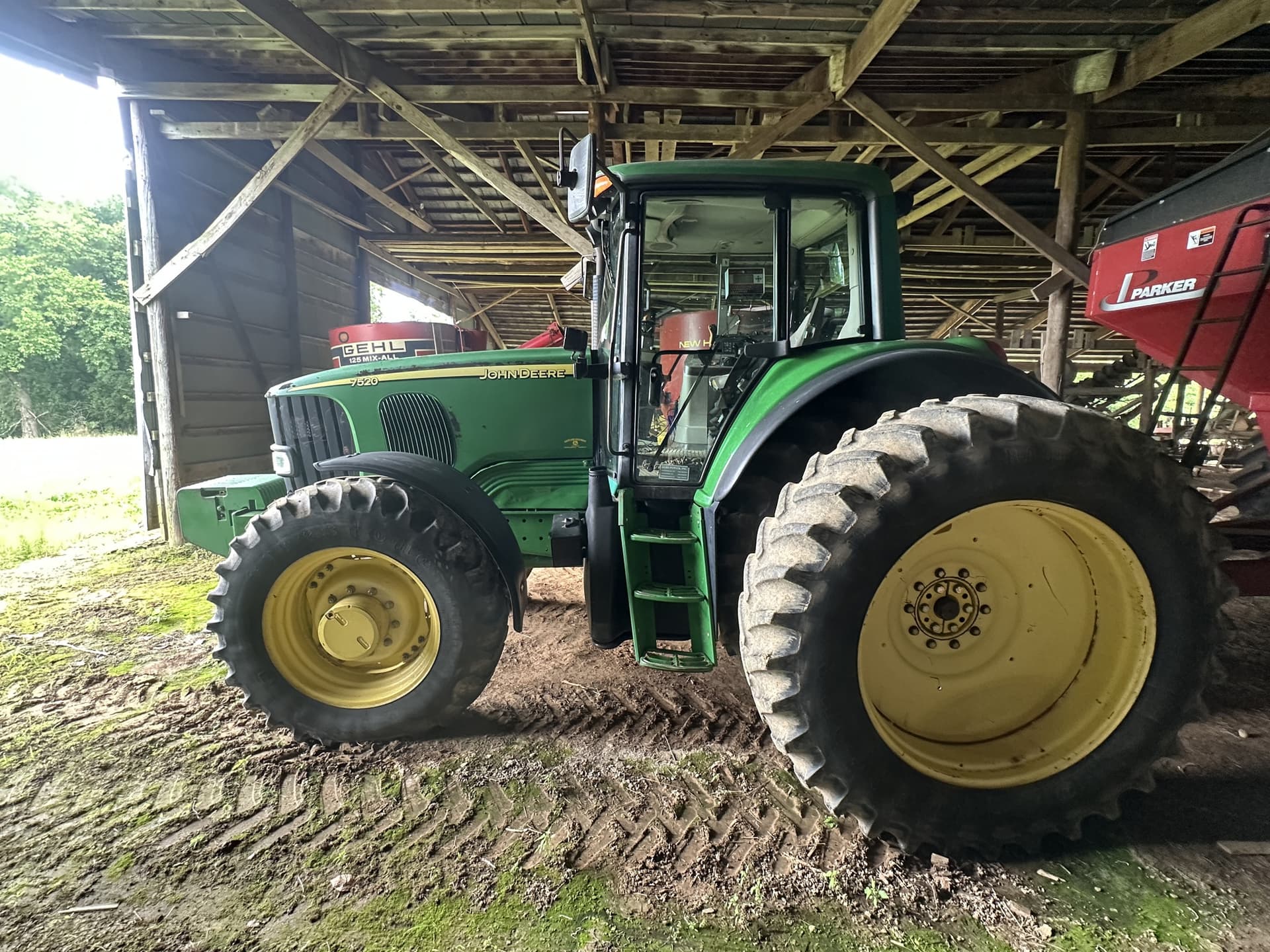 2003 John Deere 7520 Image