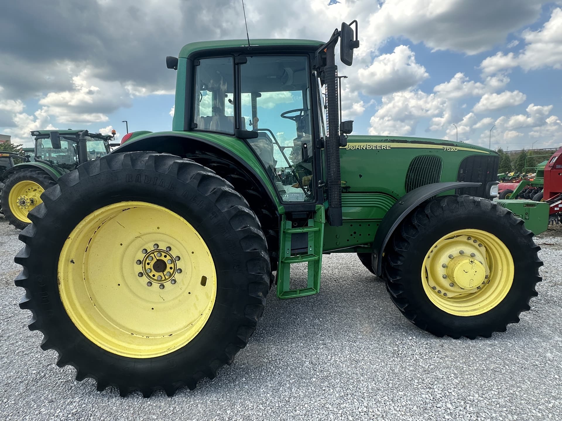 2003 John Deere 7520 Image