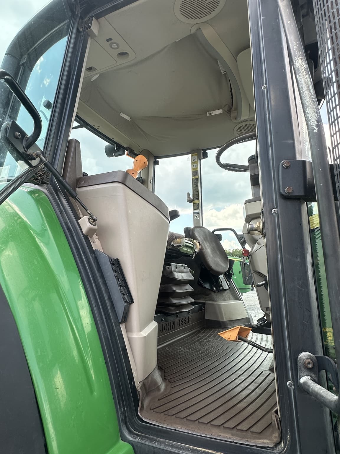 2003 John Deere 7520 Image