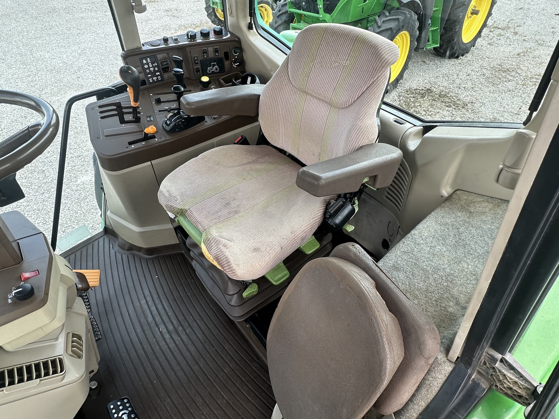 2003 John Deere 7520 Image