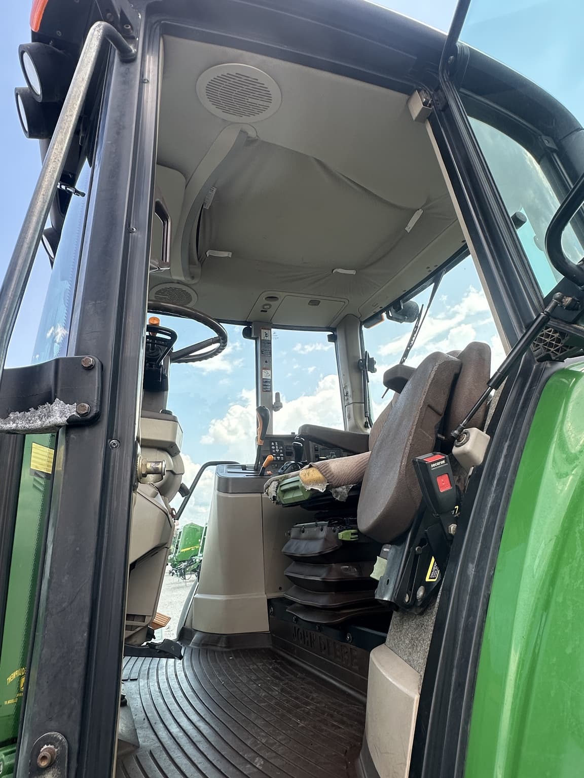 2003 John Deere 7520 Image