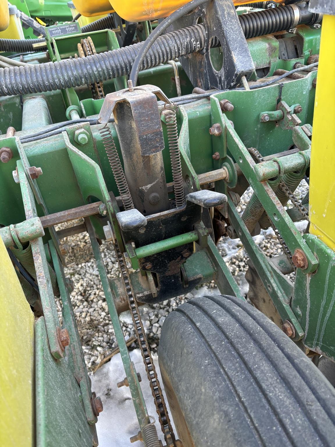 1998 John Deere 7200 Image