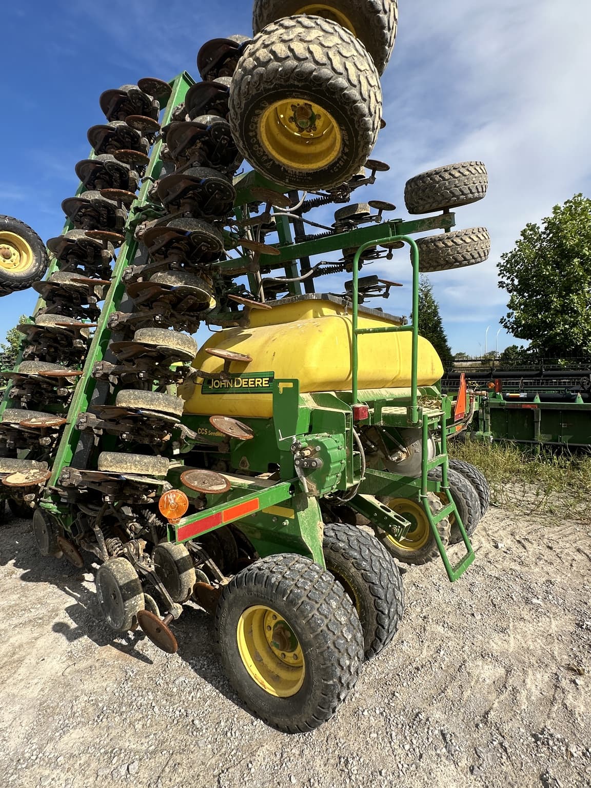 2004 John Deere 1890 Image