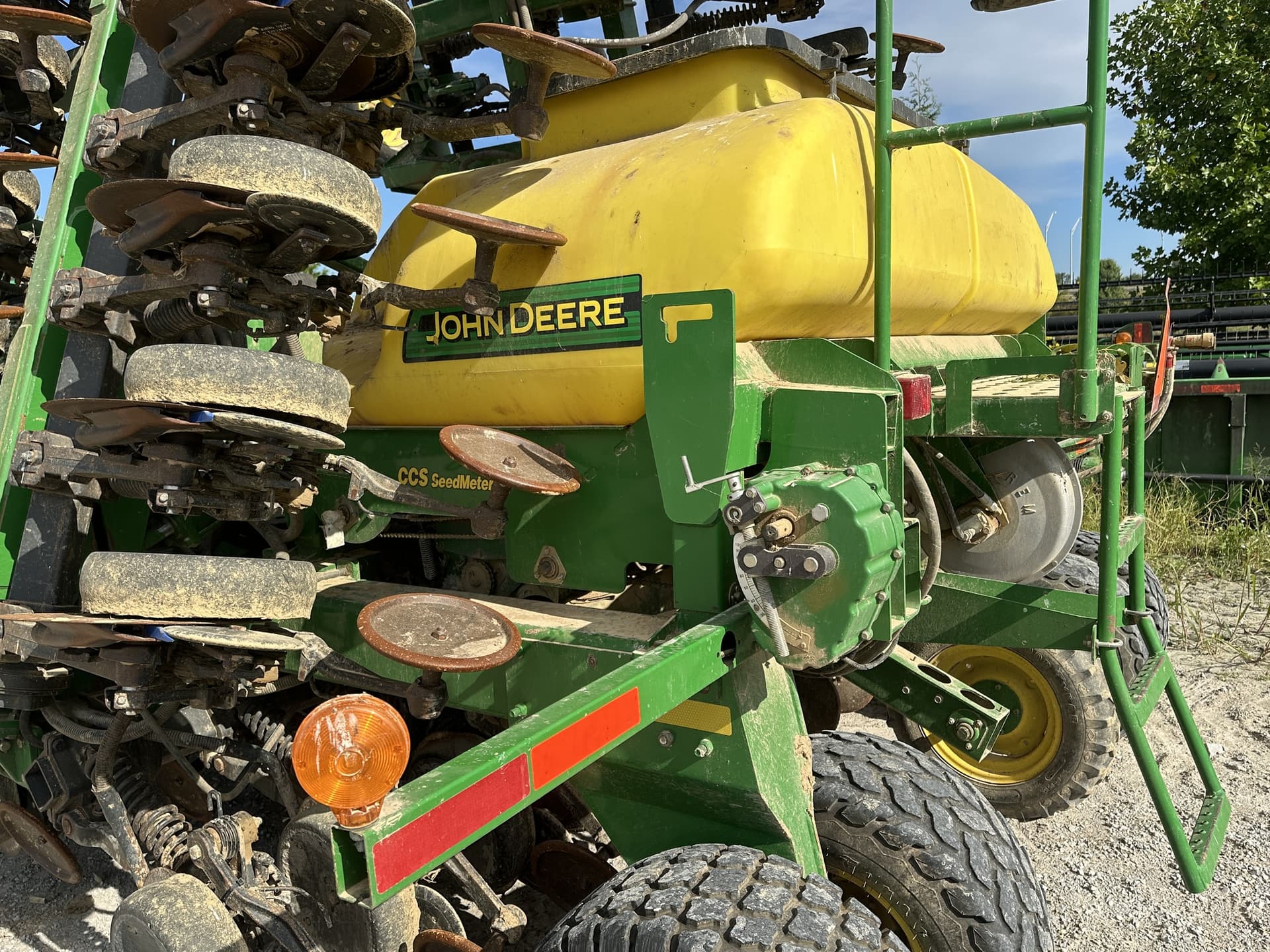 2004 John Deere 1890 Image