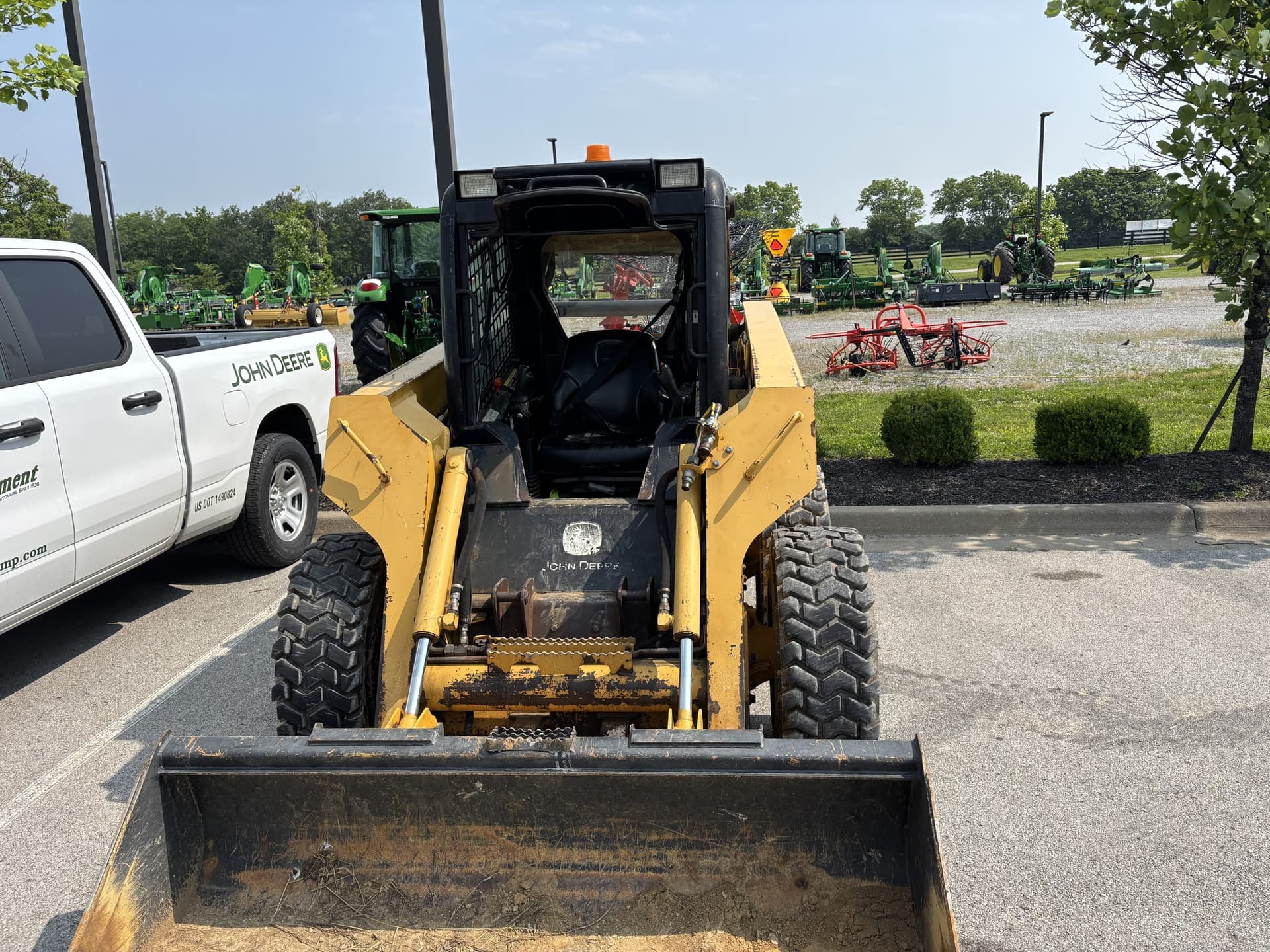 2007 John Deere 325 Image