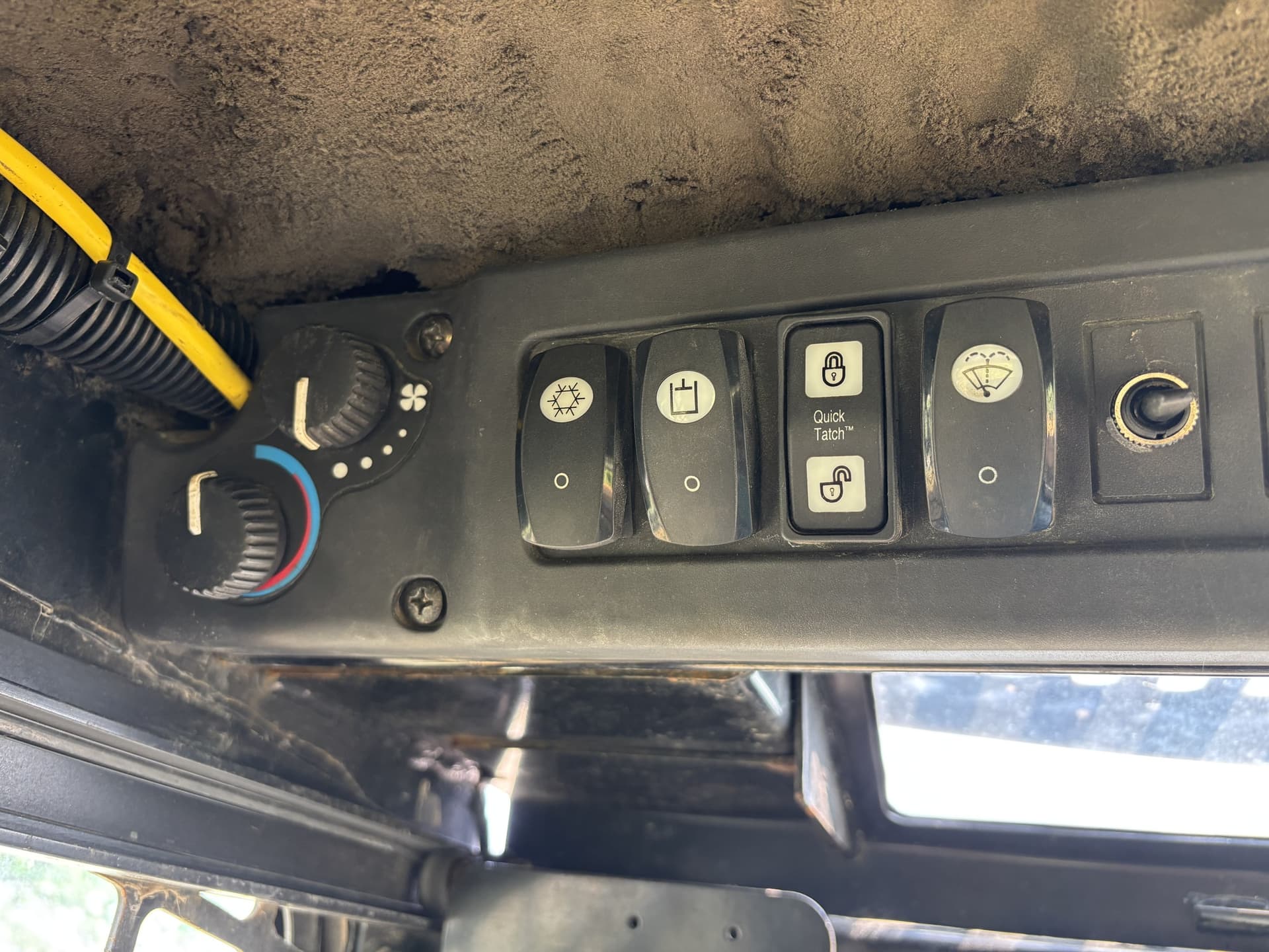 2007 John Deere 325 Image