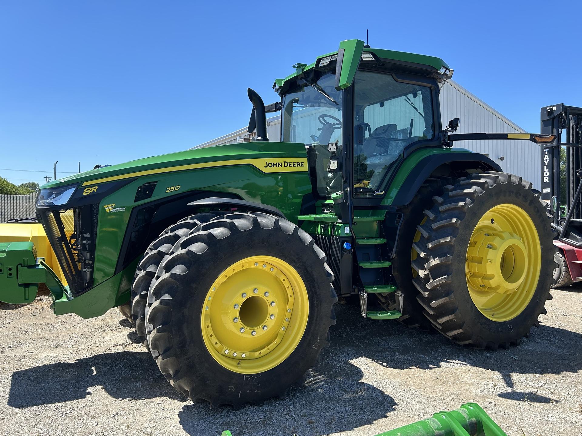 2023 John Deere 8R 250