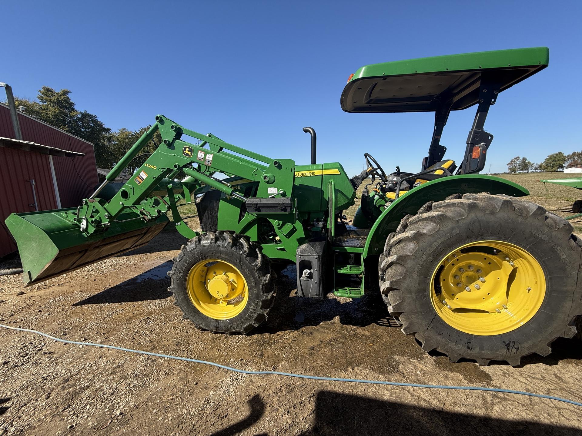 2017 John Deere 5085E