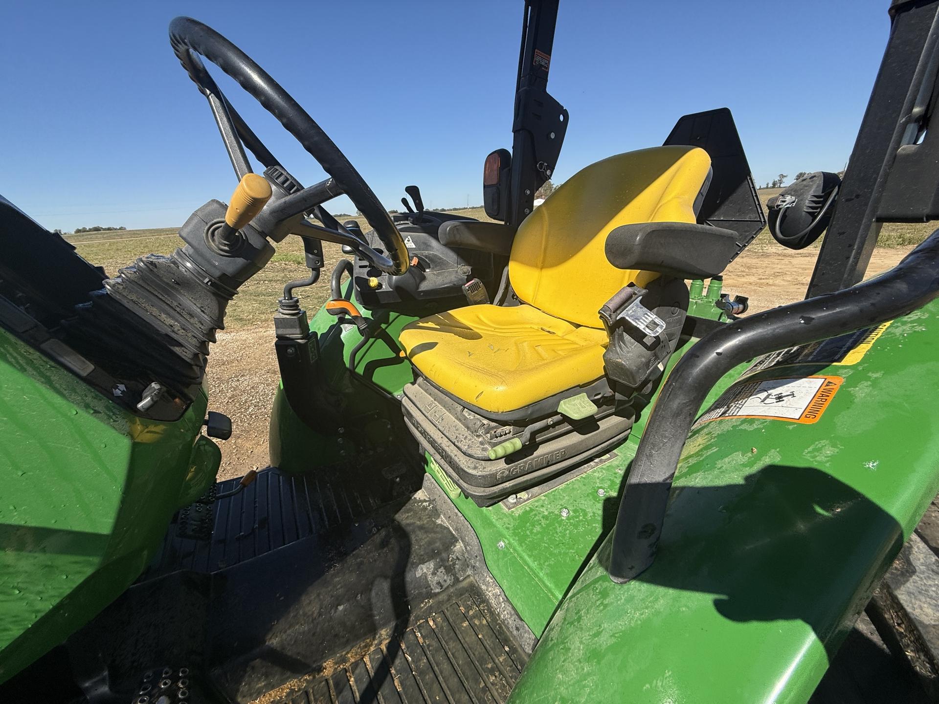 2017 John Deere 5085E