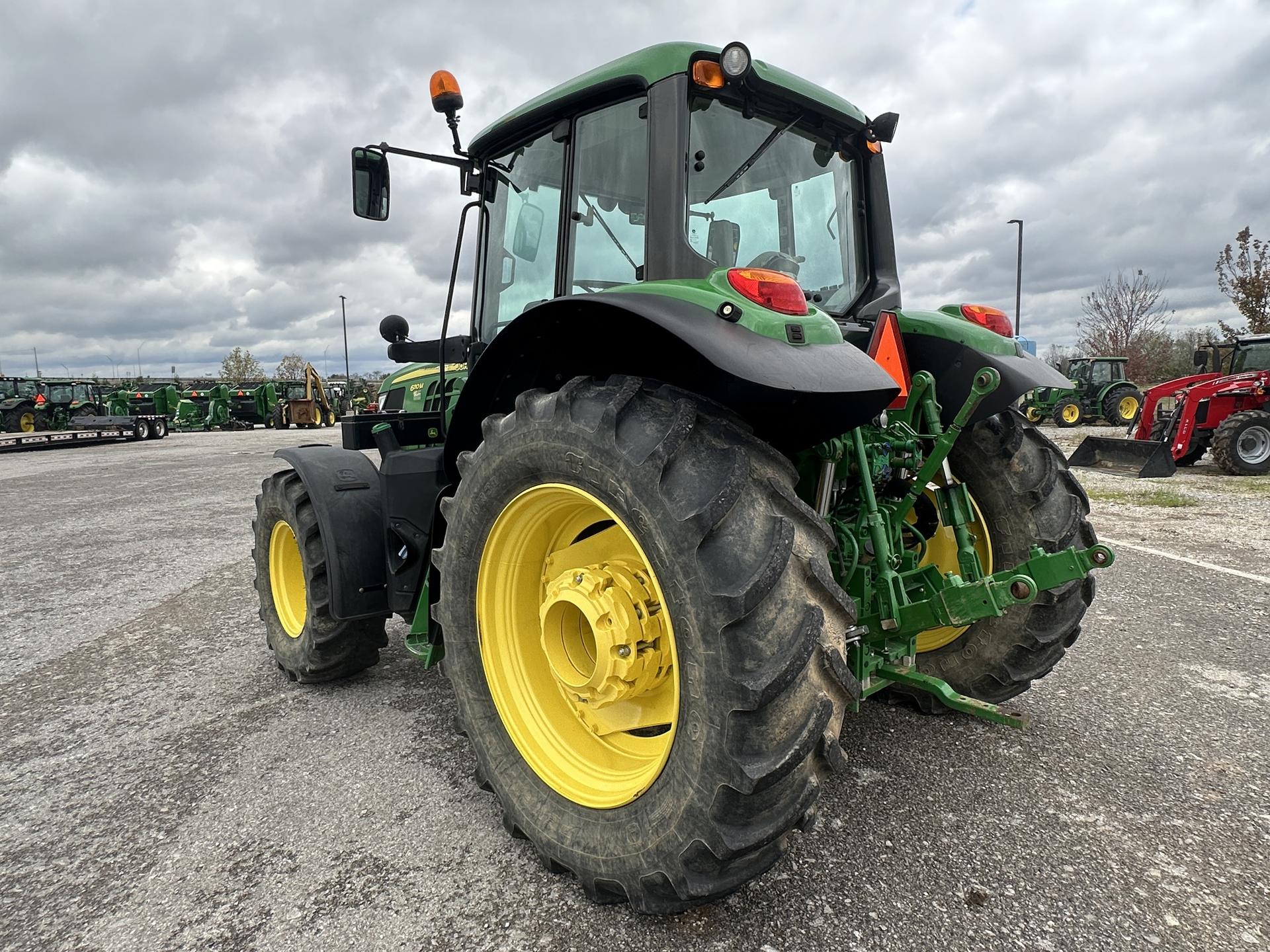 2019 John Deere 6110M