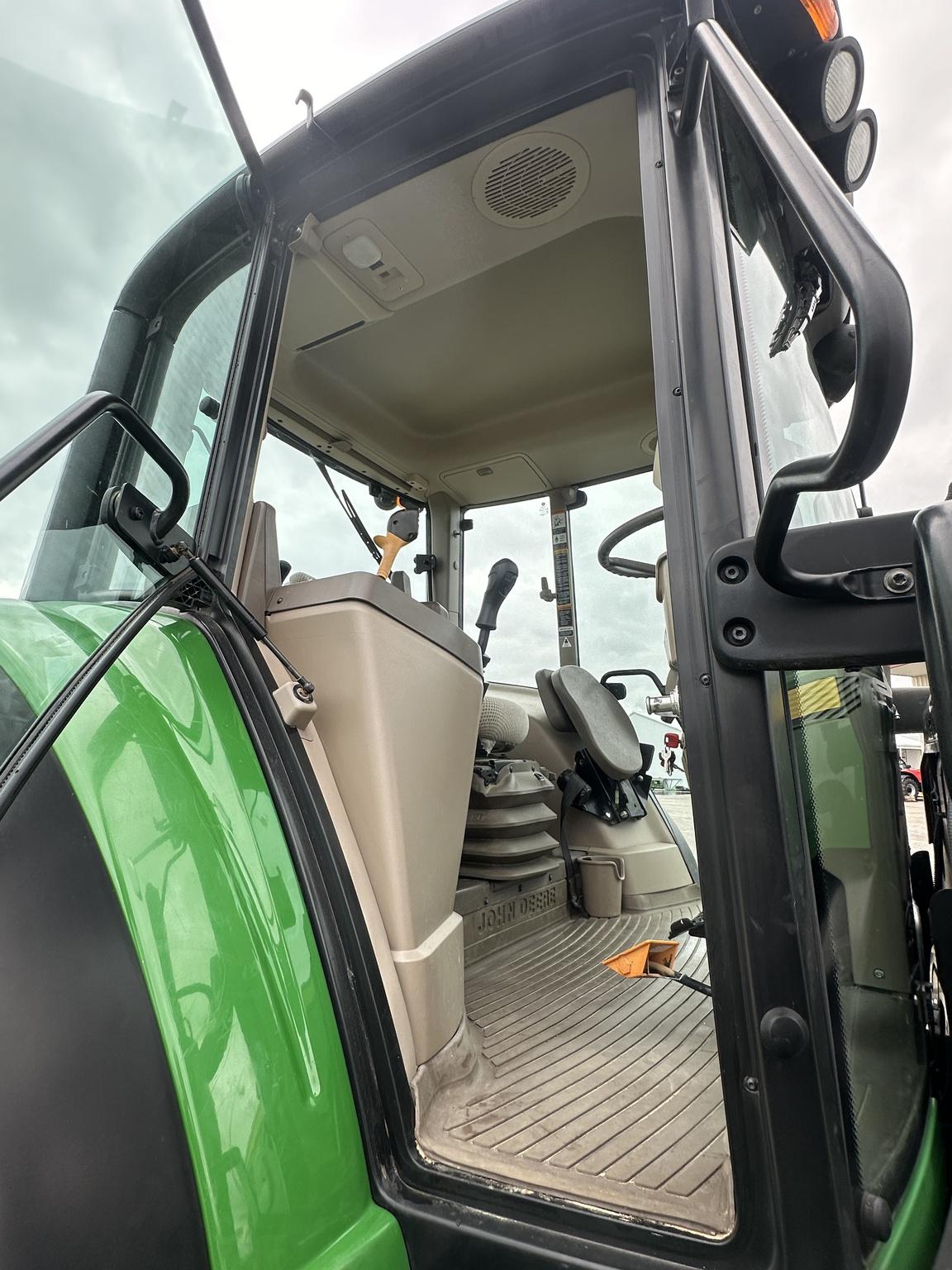 2019 John Deere 6110M